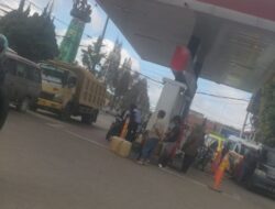 SPBU 14.221.240.Tugu Juang Brastagi tidak tersentuh hukum, Layani pengisian BBM subsidi dengan mengunakan jerigen skala besar.