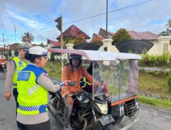 Hari jadi Ke – 77 Polisi Wanita Polres Pakpak Bharat Surprise Berikan Coklat Kepada Para Pengendara.