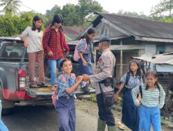 Sungguh Mulia Batalyon – C Sat Brimob Polda Sumut Bantu Anak Sekolah Yang Terdampak Banjing Bandang.