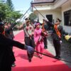 Polres Pakpak Bharat Gelar Tradisi Pisah Sambut Kedatangan AKBP Muhammad Agustiawan, S.T., S.I.K., M.H Dan Ibu Ketua Cabang Bhayangkari Pakpak Bharat Di Sambut Tarian Era – Era.