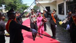 Polres Pakpak Bharat Gelar Tradisi Pisah Sambut Kedatangan AKBP Muhammad Agustiawan, S.T., S.I.K., M.H Dan Ibu Ketua Cabang Bhayangkari Pakpak Bharat Di Sambut Tarian Era – Era.