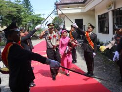 Polres Pakpak Bharat Gelar Tradisi Pisah Sambut Kedatangan AKBP Muhammad Agustiawan, S.T., S.I.K., M.H Dan Ibu Ketua Cabang Bhayangkari Pakpak Bharat Di Sambut Tarian Era – Era.