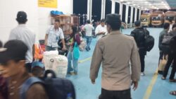 Personel Pos Pelabuhan Polsek Sibolga Sambas Laksanakan Pengamanan dan Himbauan Penumpang Kapal Tujuan Nias