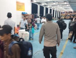 Personel Pos Pelabuhan Polsek Sibolga Sambas Laksanakan Pengamanan dan Himbauan Penumpang Kapal Tujuan Nias